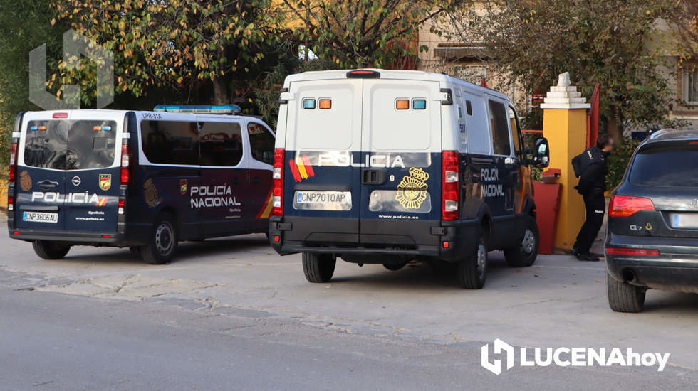  Dos vehículos policiales en uno de los registros realizados esta mañana en la zona de acceso al parque empresarial Príncipe Felipe 