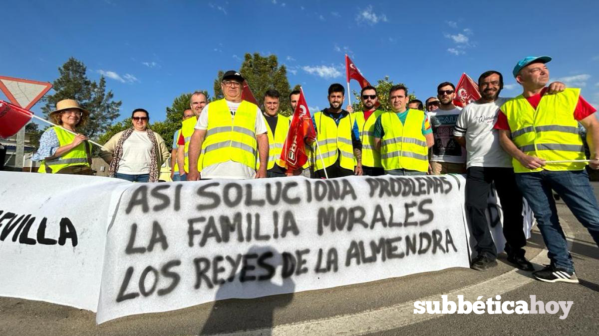 Las plantillas de El Viejo Almendro y Sucesores de Morales y Morales han iniciado una huelga para exigir que se les aplique el convenio que corresponde y contra la deslocalización de la primera.