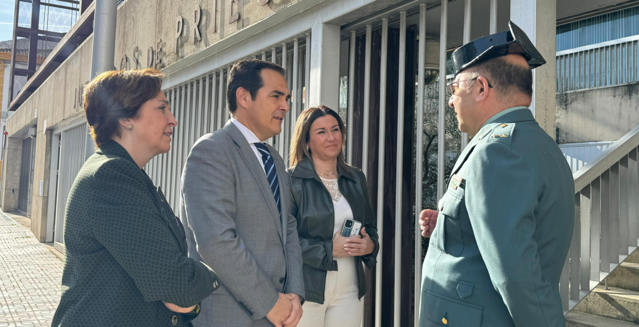 Un momento de la visita de José Antonio Nieto a los juzgados de Priego