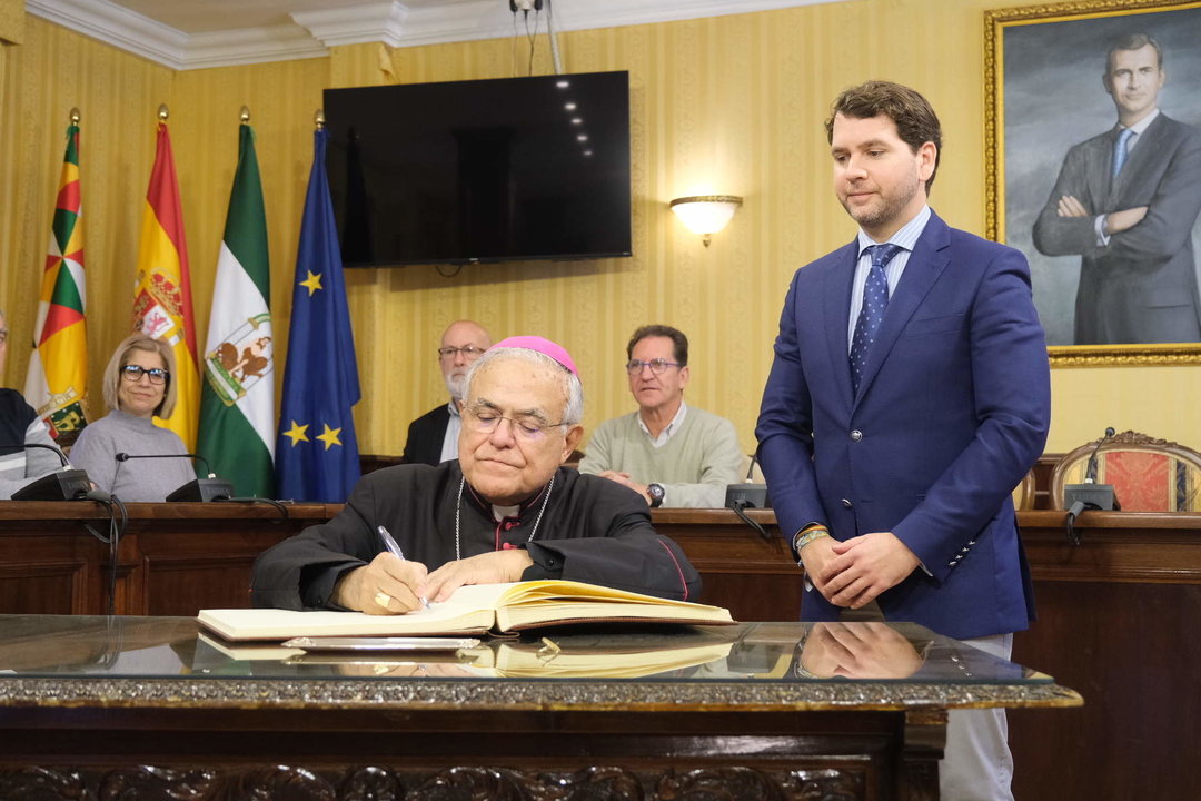 El Obispo de Córdoba firma en el libro de honor del consistorio egabrense