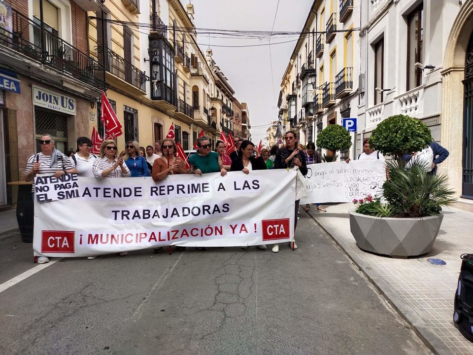 Manifestación de las trabajadoras  de Ayuda a Domicilio a las puertas del ayuntamiento de Rute