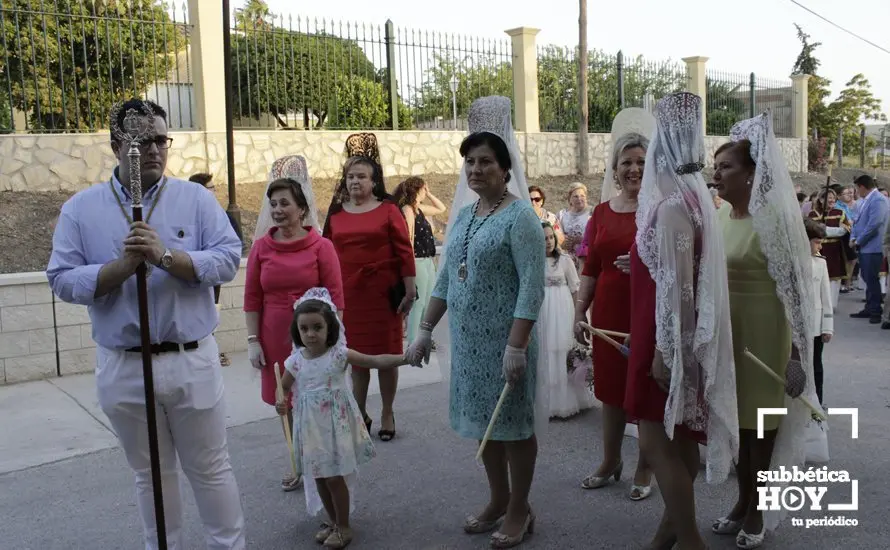 Las mujeres del barrio con mantilla blanca acompañan a San Antonio