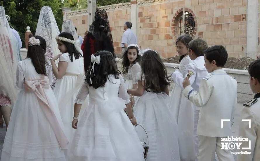 Niños y niñas de Comunión acompañan a la procesión (2)