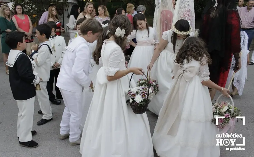 Niños y niñas de Comunión acompañan a la procesión (3)
