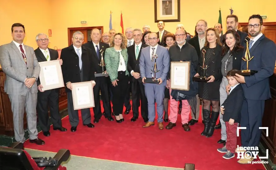 Galardonados y autoridades en el Sal&oacute;n de Plenos del ayuntamiento