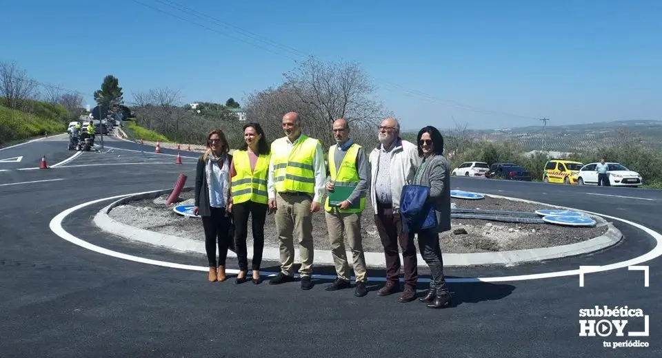 Inauguración de la rotonda en Rute, con la delegada Josefina Vioque