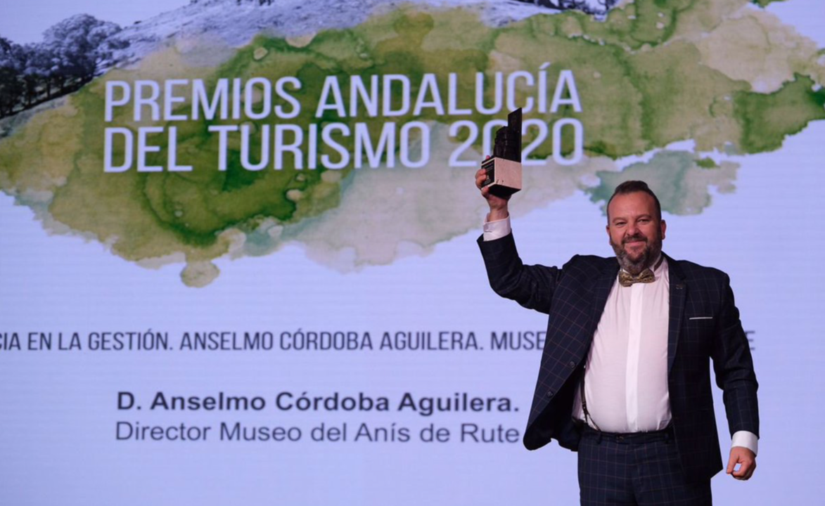 Anselmo Córdoba recoge su premio
