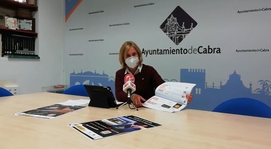 Pilar López, consejera de Salud en el Ayuntamiento de Cabra, durante la presentación de la campaña ante la ludopatía
