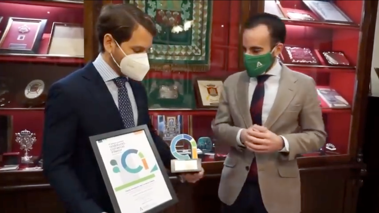 El acalde de Cabra, Fernando Priego, recibe el premio entregado por el delegado de Empleo, Formación y Trabajo Autónomo en Córdoba, Ángel Herrador Leiva