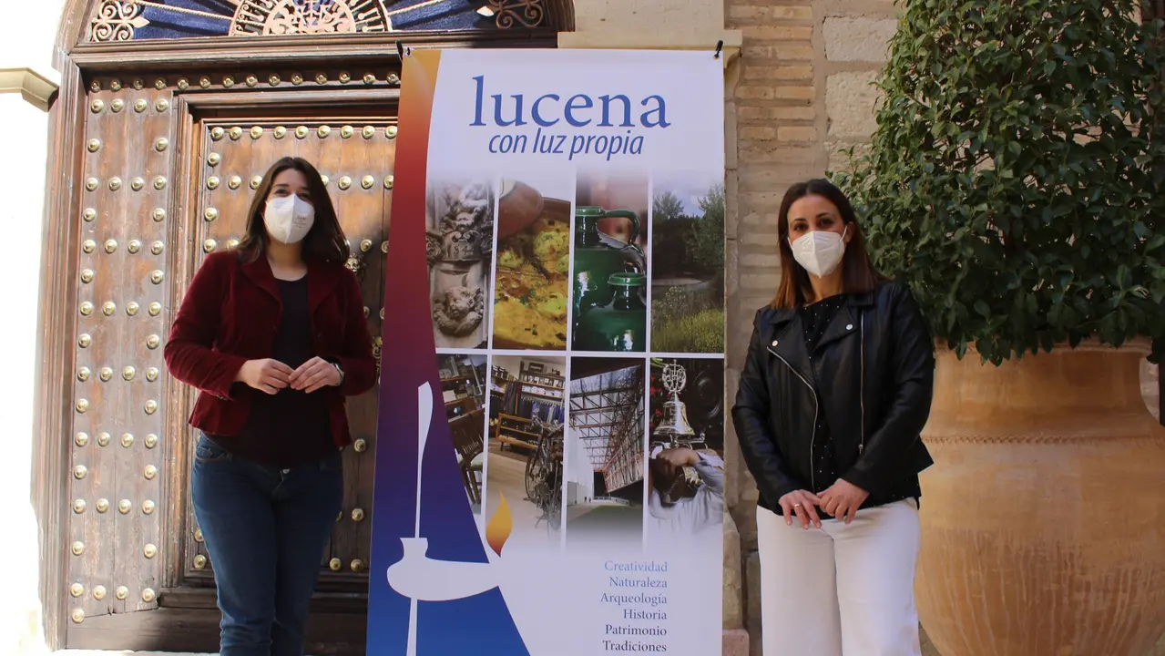 Teresa Alonso y María Camacho en el Palacio de los Condes de Santa Ana tras su reunión en materia turística