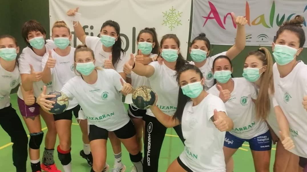 Jugadoras del Club Deportivo Balonmano Adesal con las mascarillas donadas por Effimed