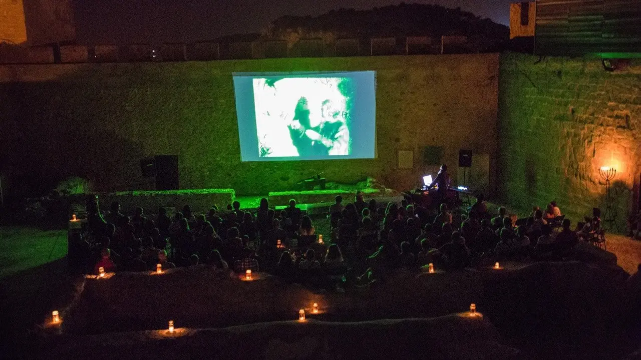 Cine en el castillo de Iznájar