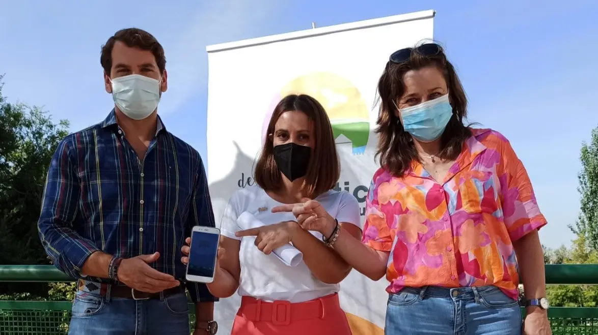  Autoridades durante el acto de presentación de la aplicación móvil Destino Subbética 