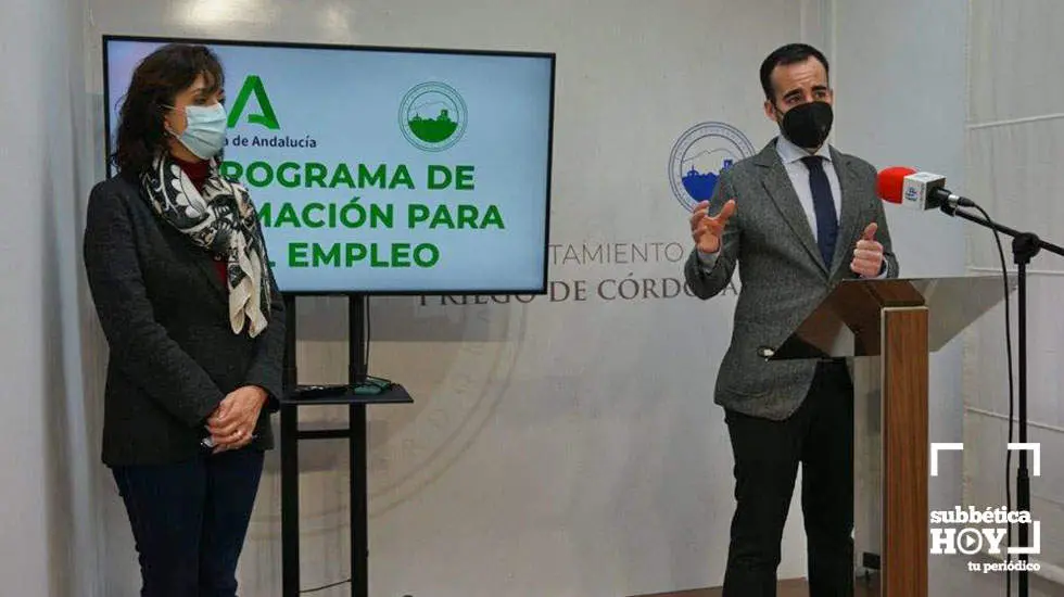  El delegado de Empleo, Ángel Herrador y la alcaldesa de Priego, Mª Luisa Ceballos durante la rueda de prensa.