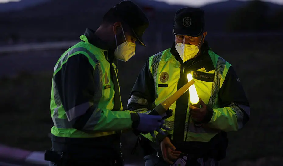 Dos agentes durante un control nocturno de la Guardia Civil. Archivo