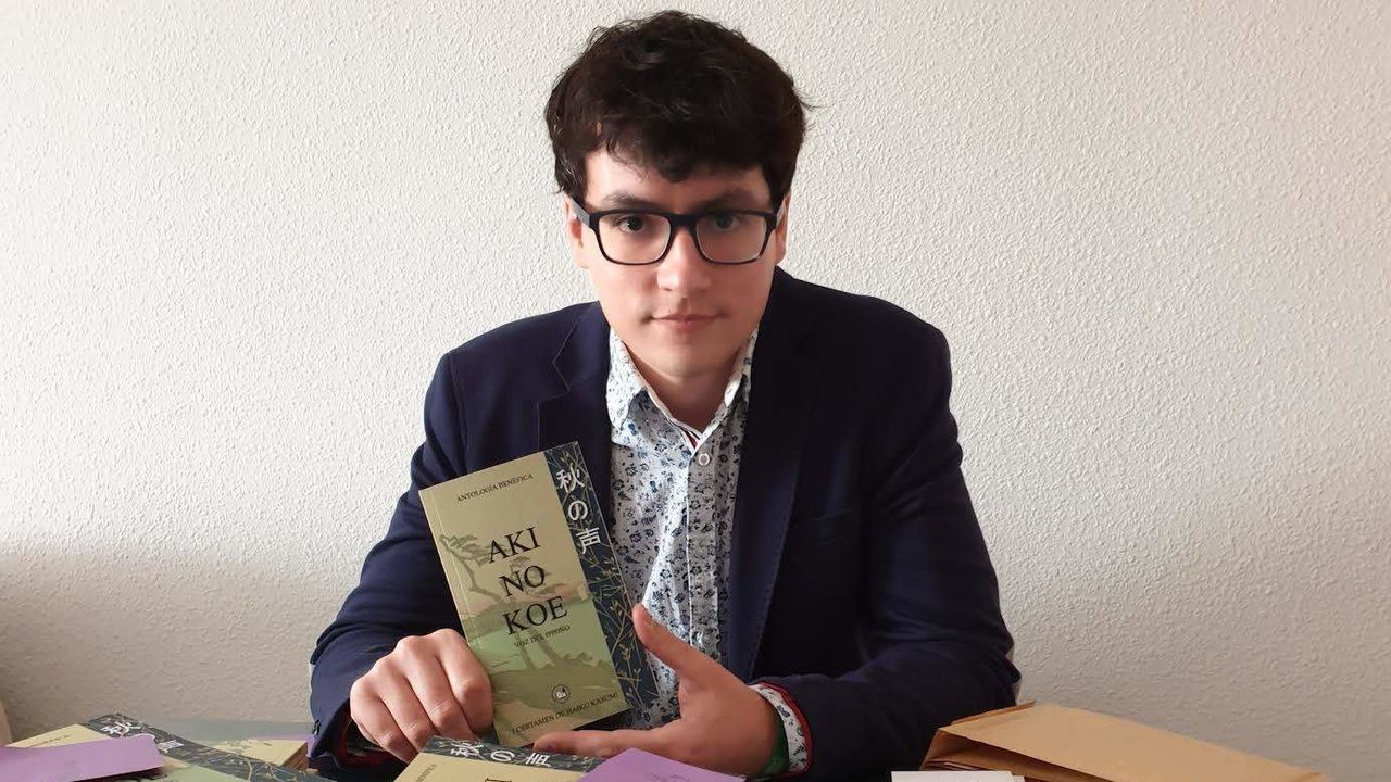 Antonio Jesús Ramírez Pedrosa con la antología ‘Aki no koe’
