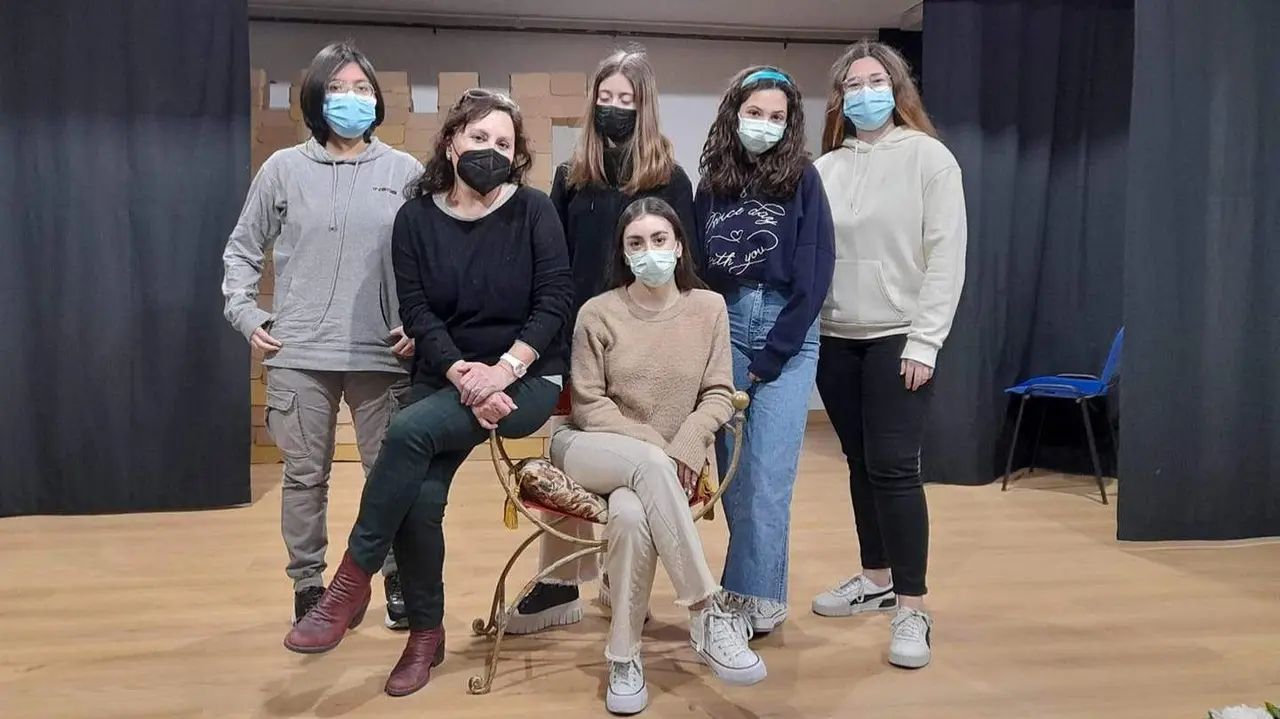 Carmen Serrano junto a uno de los grupos de ensayo del Festival de Teatro Escolar de Priego