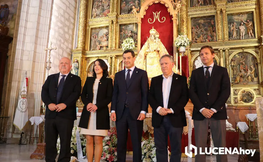 Juanma Moreno durante su visita a Lucena