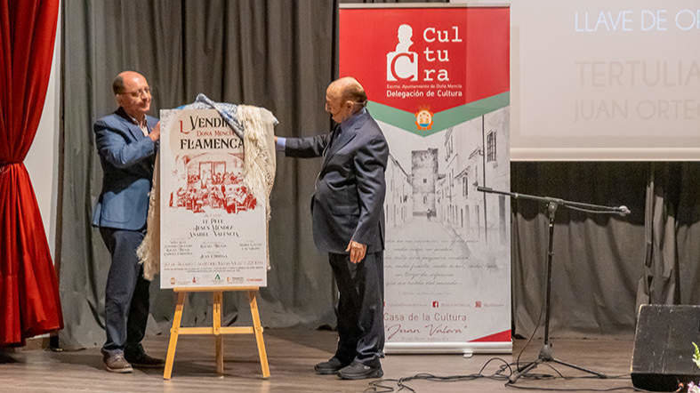 Salvador Cubero, alcalde de Doña Mencía, y Fosforito descubren el cartel de la 50ª Vendimia Flamenca