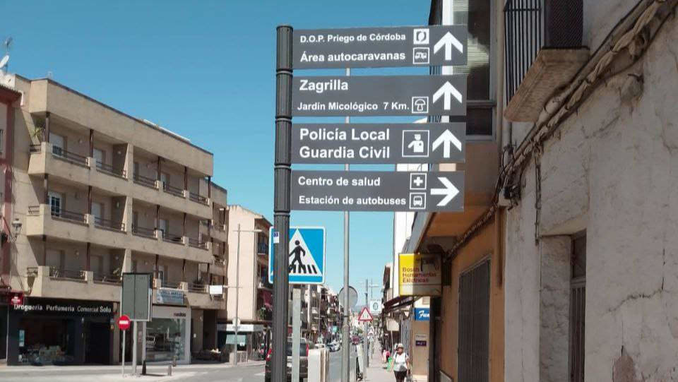 Una de las nuevas señales instaladas en Priego de Córdoba
