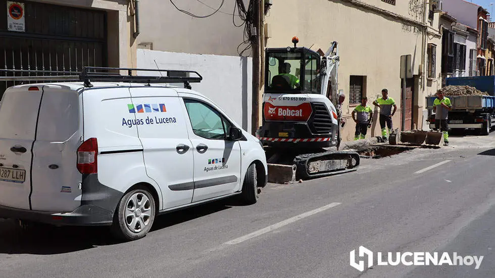 Aguas de Lucena trabaja desde esta mañana en la reparación de la fuga 