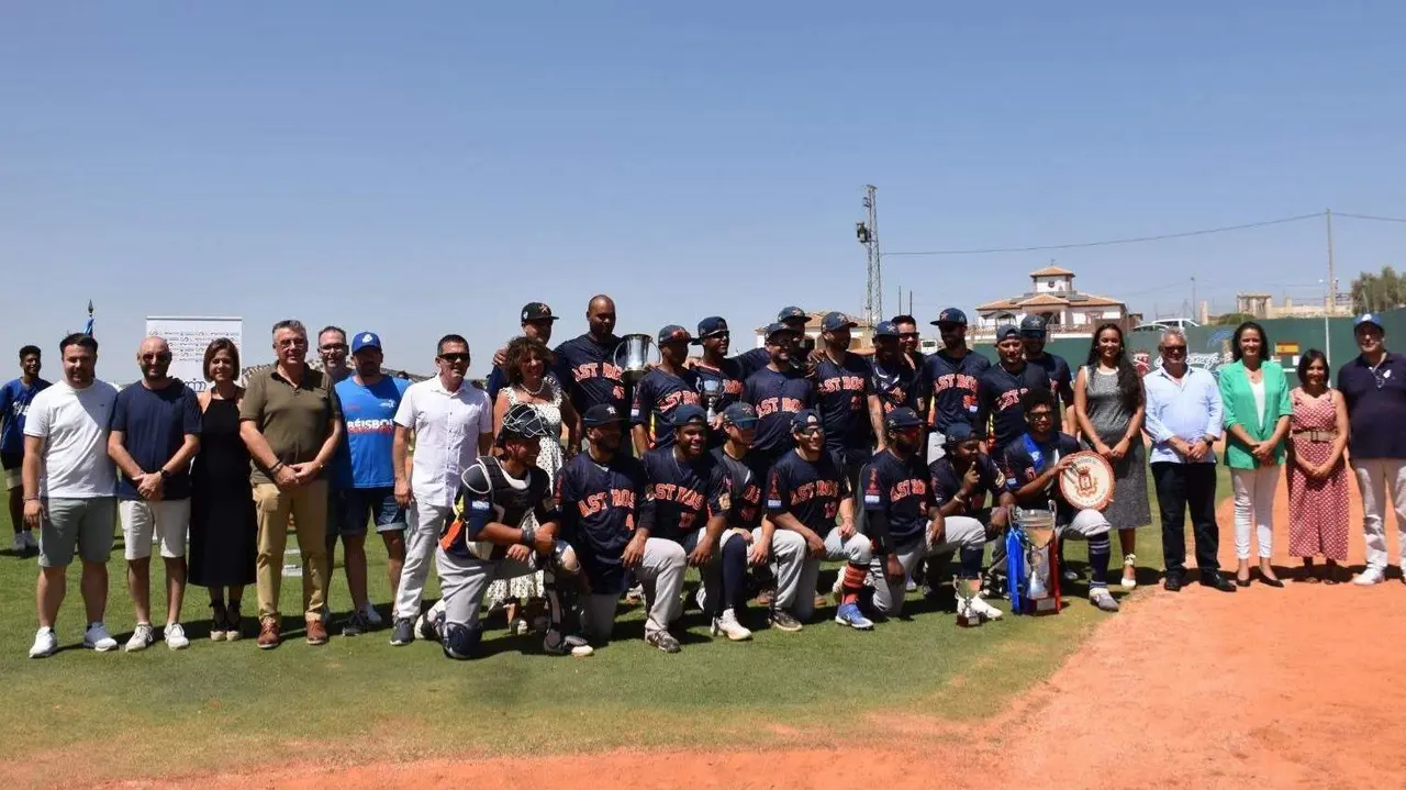 Autoridades junto a los campeones de esta edición