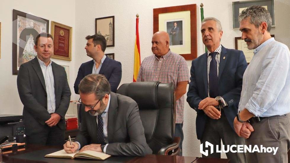 <p> Adolfo Molina firma en el libro de honor del Ayuntamiento de Lucena </p>