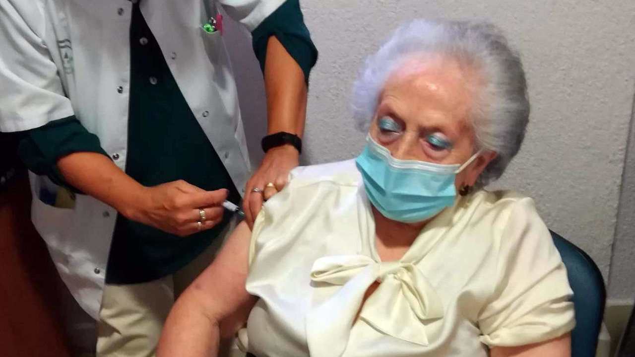 Isabel de 85 años, una de las primeras en ponerse la vacuna en el Centro de Salud de La Rambla