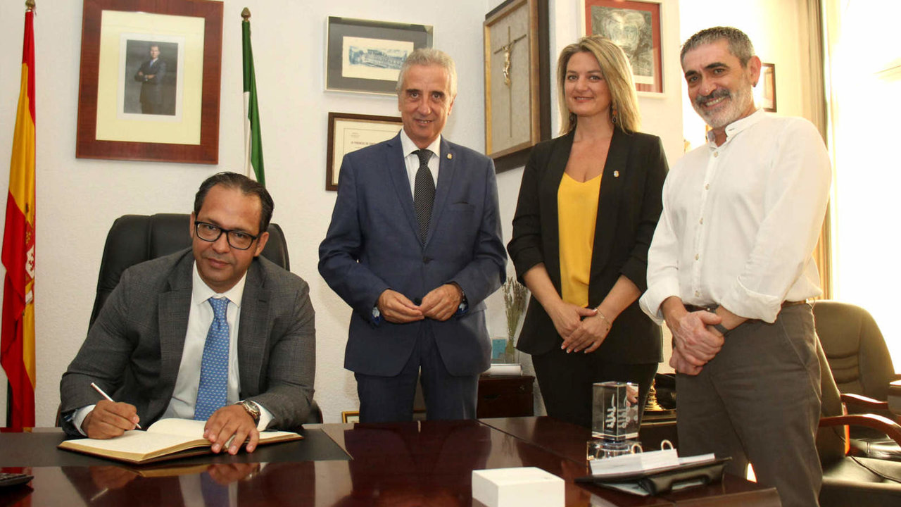 <p> Recepción en el Ayuntamiento al cónsul general marroquí en España, Sidi Sidi Abbah. </p>