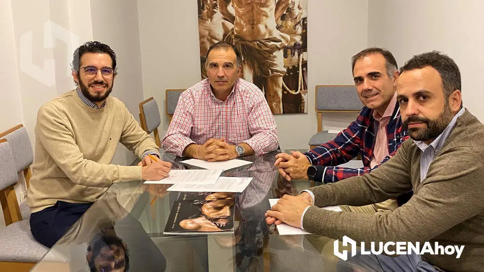 <p> El compositor y profesor Antonio González junto al hermano mayor, vicehermano mayor y secretario de la cofradía de la Columna. </p>