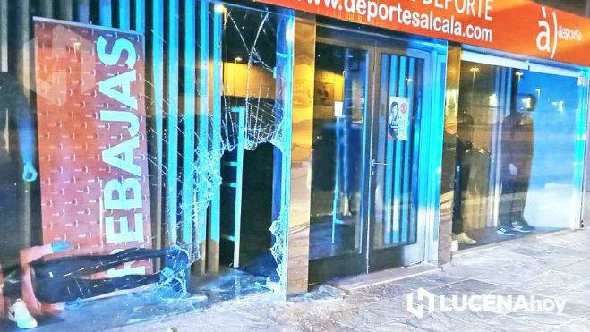 Estado en el que ha quedado el escaparate de Deportes Alcalá