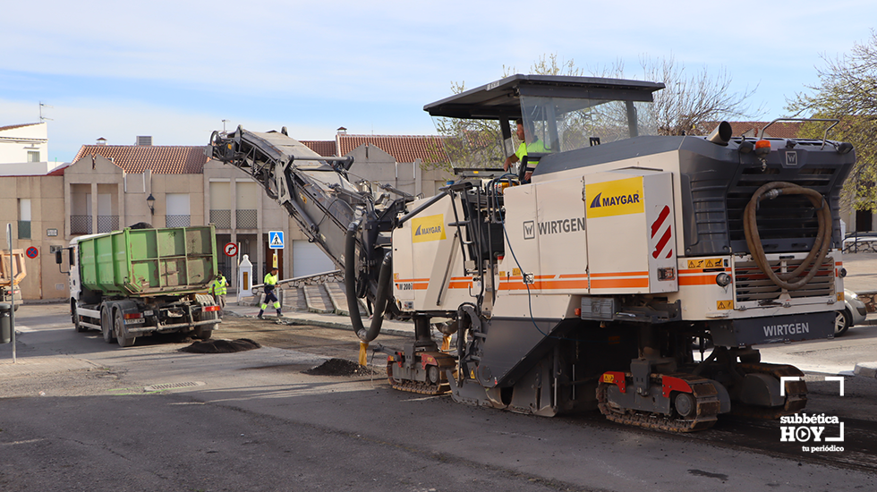 Trabajos de fresado y asfaltado en la calle Maestro Luis Rivas de Lucena