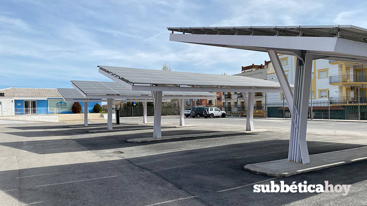 Placas solares instaladas sobre marquesinas en los aparcamientos de la Ciudad Deportiva de Priego de Córdoba