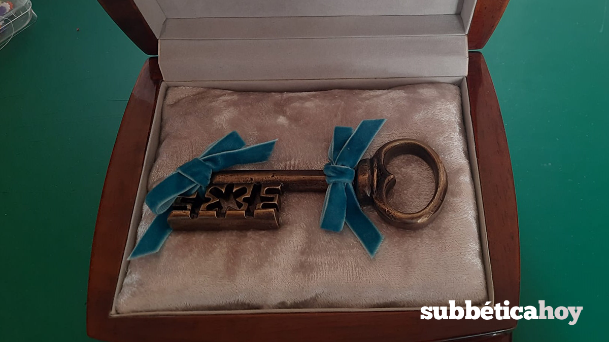 Llave de la Ciudad , que simbólicamente otorga el pleno del Ayuntamiento de Lucena a la Virgen de Araceli