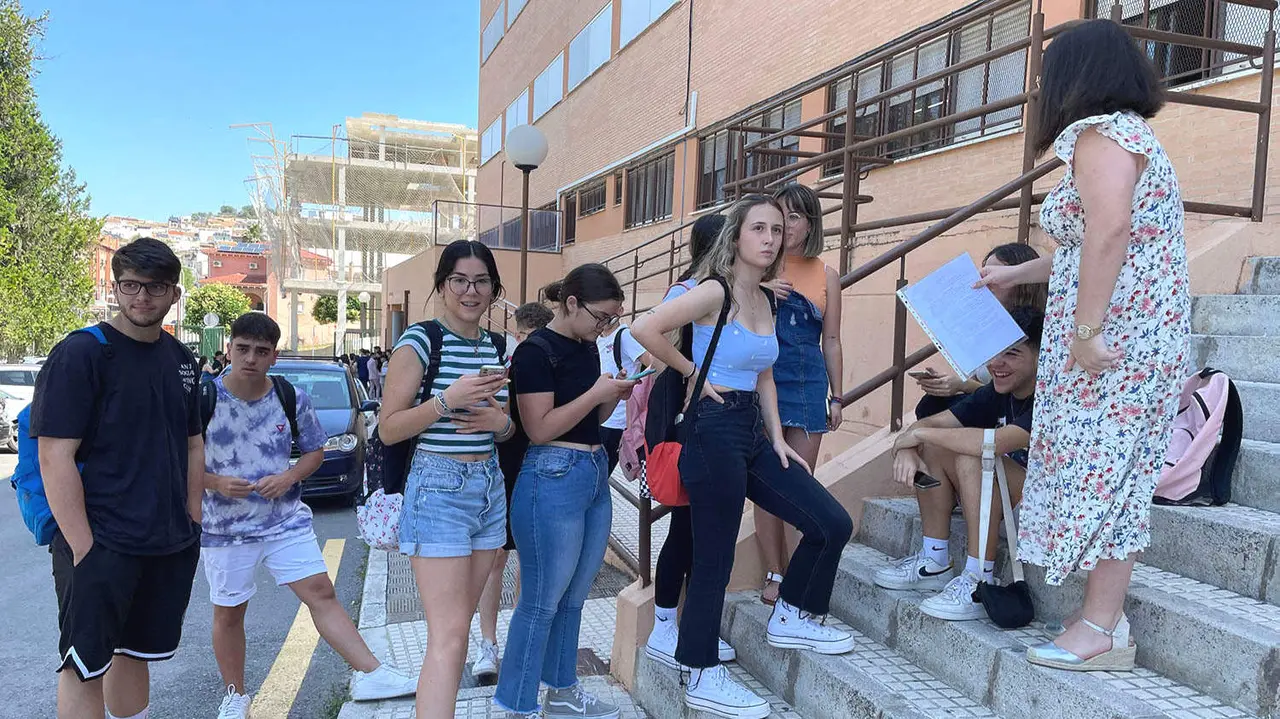 Parte de los jóvenes que han tenido que repetir la prueba momentos antes de entrar en el aula