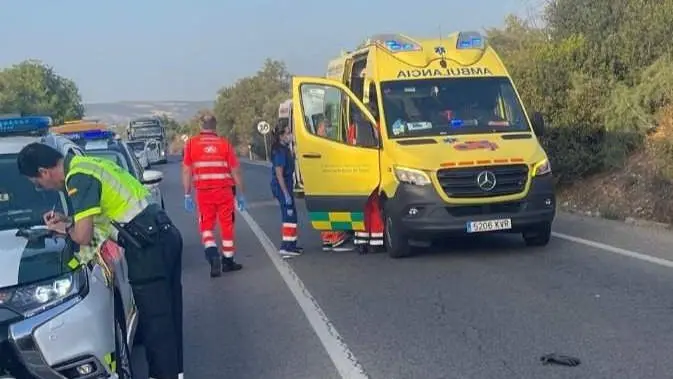 Guardia Civil y 061 en el lugar del accidente (Foto- 061 Córdoba)