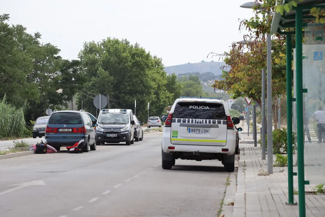 Vehículos de la Policía Nacional junto el edificio desalojado