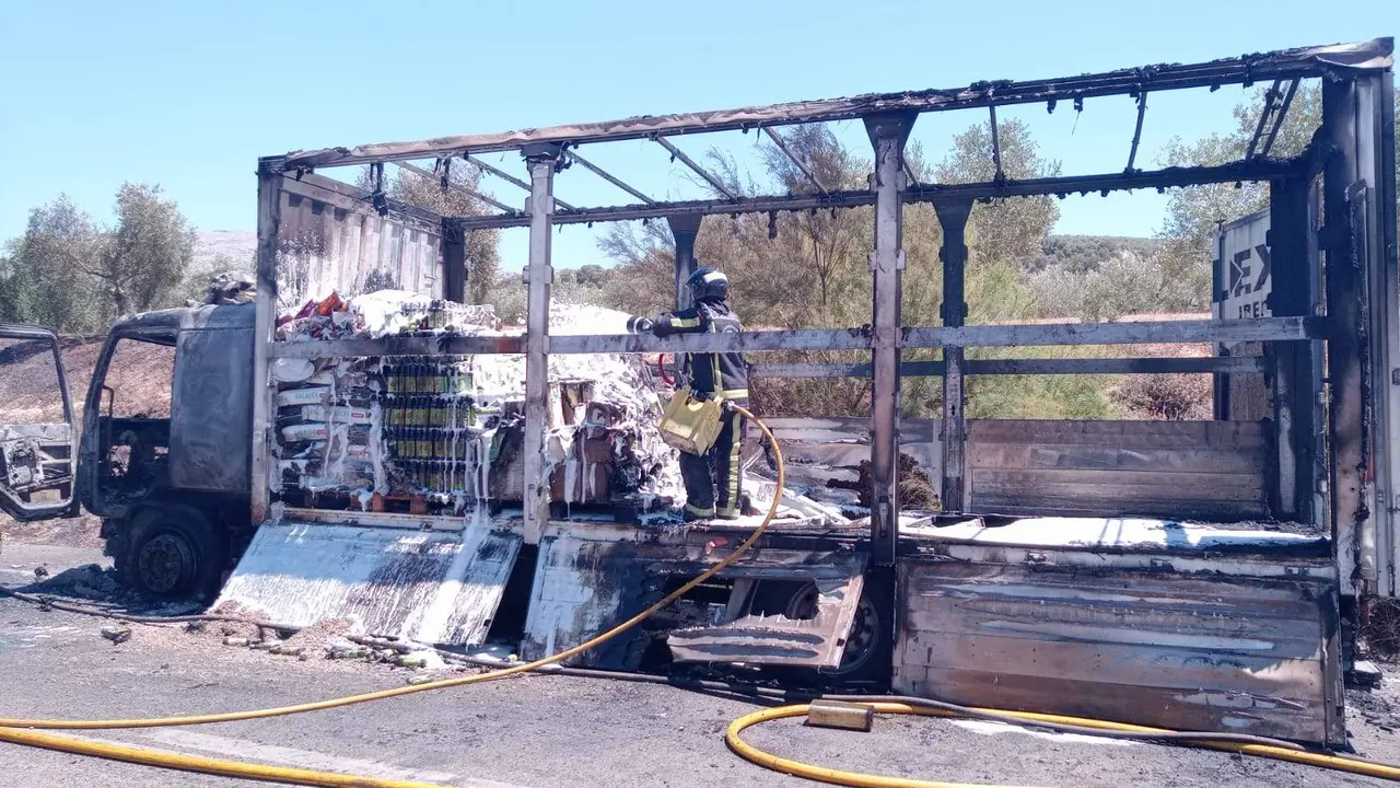 Estado en el que quedó el camión incendiado. Foto: LucenaHoy