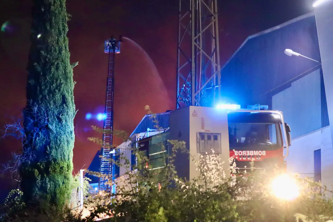 Los bomberos intervienen en el incendio declarado en el polígono de Las Palomas. Foto: LucenaHoy