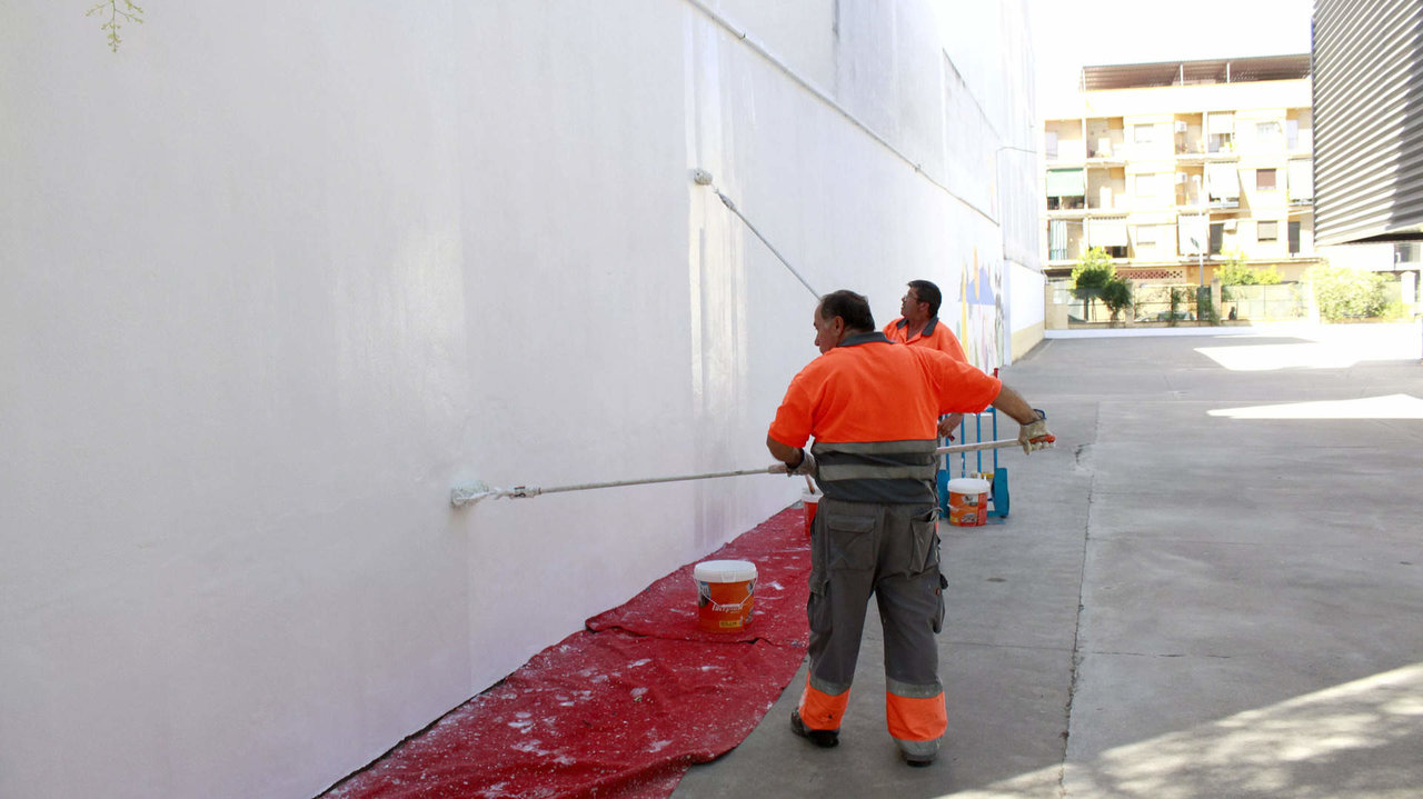 Trabajos de pintura exterior en el colegio Antonio Machado