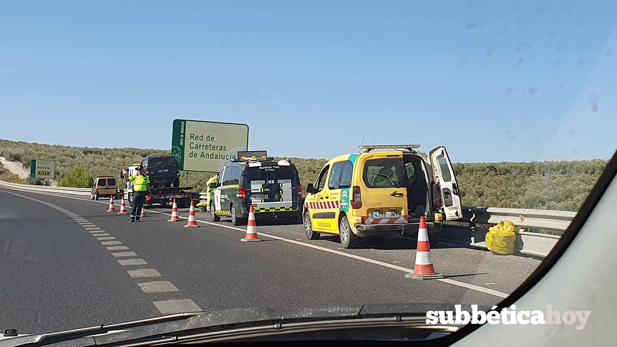 Una imagen del dispositivo desplegado para la extinción del incendio del vehículo en la autovía