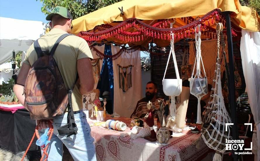Un puesto del mercado artesanal en Iznazarí