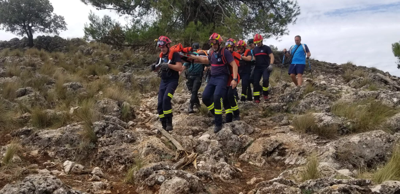 Un momento del rescate de la senderista accidentada en la Sierra de Rute