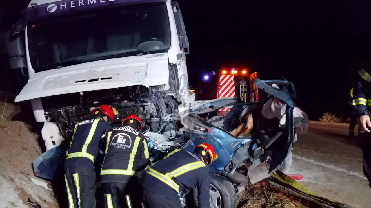 Los bomberos trabajan en la excarcelación de la víctima del accidente