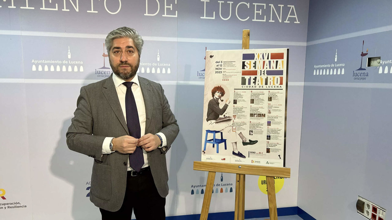 Francisco Barbancho junto al cartel anunciador de la Semana del Teatro de Lucena