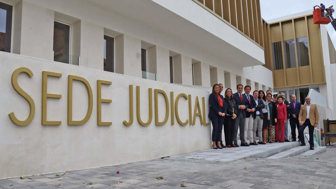 Autoridades durante la visita a la nueva sede judicial de Lucena