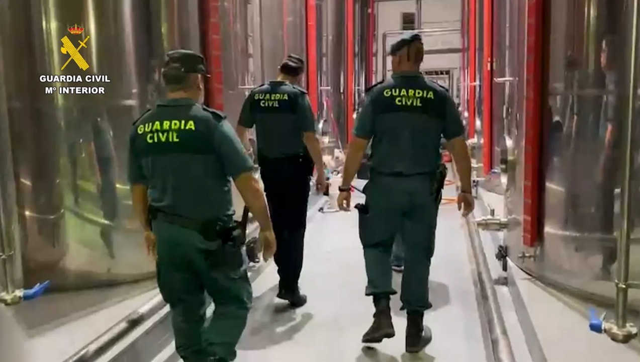 Los agentes de la Guardia Civil en la almazara donde fue recuperado el aceite robado. Foto: Guardia Civil