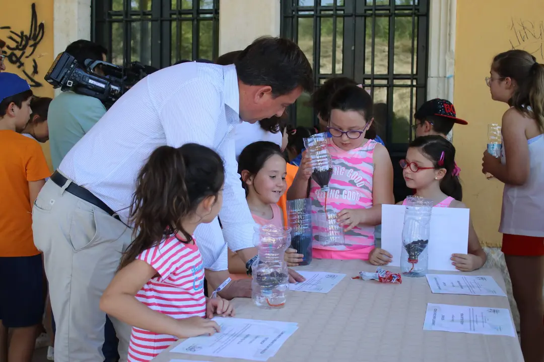 Visita del alcalde Aurelio Fernández al Campamento Aula de la Naturaleza. Archivo