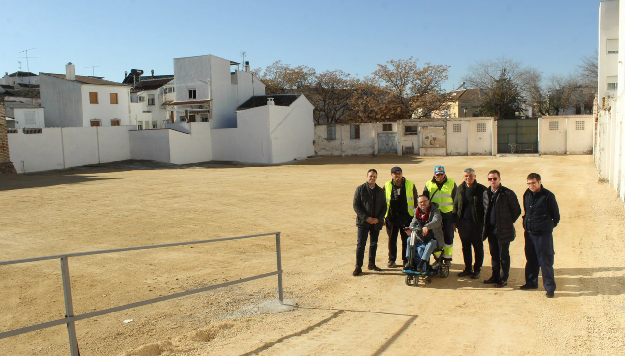 Representantes municipales y de la asociación AMFE, en el nuevo aparcamiento disuasorio del Llano de las Tinajerías