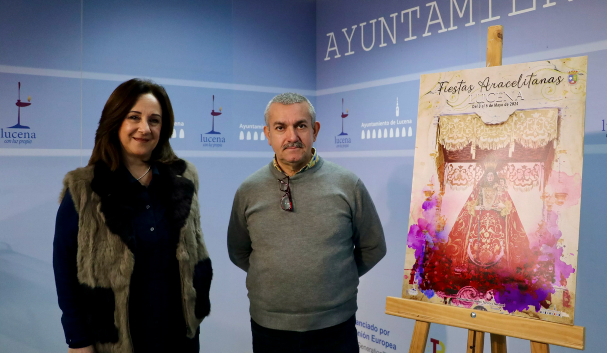 Araceli Rodríguez y Juan Pérez Cañete, autor del cartel anunciador de las Fiestas Aracelitanas 2024